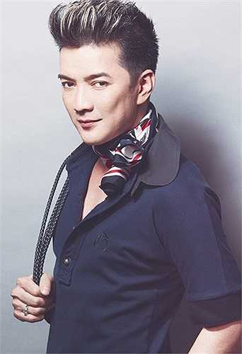 Ông Phạm Tuyên - một bầu sô ở Hải Phòng - cũng tiết lộ mức thù lao chi trả cho Mr. Đàm khi về đây biểu diễn là khoảng 200 triệu đồng. 'Nếu muốn mời Đàm Vĩnh Hưng về Hải Phòng hoặc các show diễn tỉnh lẻ và hát khoảng 5 - 6 tiết mục, chúng tôi phải trả 200 triệu mỗi show. Giá này đã bao gồm chi phí cho cả vũ đoàn gồm vé máy bay, chỗ ăn ở, phương tiện đi lại'.