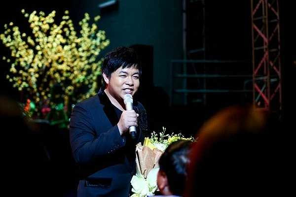 Quang Lê nhận lời hát đám cưới giá trên 400 triệu đồng: Giống Đàm Vĩnh Hưng, ca sĩ hải ngoại Quang Lê cũng là người nhận được mức cát-xê là hơn 400 triệu đồng với lần xuất hiện ở tiệc cưới con trai nữ đại gia Hà Tĩnh. Chia sẻ về mức cát-xê gây choáng váng này, Quang Lê cho biết: 'Tôi không có quan hệ thân thiết với gia đình chú rể nhưng được mời dự lễ cưới thông qua quản lý của ca sĩ Phi Nhung. Anh này gọi điện qua Mỹ nói rằng một đám cưới muốn mời tôi hát với cát-xê cao gấp 3-4 lần đi hát tại 