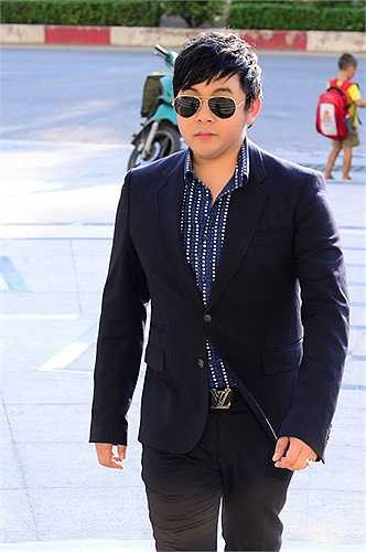 Là ca sĩ biểu diễn rất thành công dòng nhạc quê hương, với chất giọng Huế ngọt ngào, Quang Lê nhận được tình cảm yêu mến nồng nhiệt của khán giả Việt Nam khi quyết định hồi hương. Dù chưa từng nói cụ thể số tiền anh nhận được là bao nhiêu cho mỗi đêm diễn, nhưng những người làm trong giới nghệ thuật đều cho rằng số tiền cát-xê mà Quang Lê nhận được cũng ngang ngửa với Đàm Vĩnh Hưng là 200 triệu đồng hoặc thậm chí cao hơn.