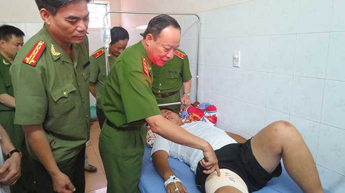 Thượng tướng Lê Quý Vương, thứ trưởng Bộ Công an, thăm và động viên thiếu úy Nguyễn Mạnh Hà tại bệnh viện - Ảnh: M.Quang