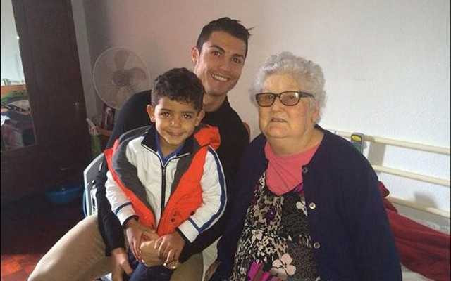 Cristianinho bên cha và bà ngoại