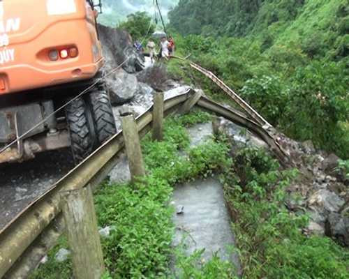 Những tảng đá lớn sạt lở xuống đường tại km90, Quốc lộ 34, làm gãy đổ taluy. Ảnh: Mạnh Hà/TTXVN