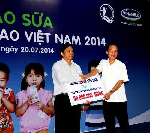 QUỸ SỮA “VƯƠN CAO VIỆT NAM” ĐẾN VỚI TRẺ EM QUẢNG TRỊ NHÂN DỊP KỶ NIỆM NGÀY THƯƠNG BINH LIỆT SĨ