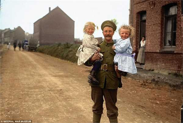 Tommy kết bạn với 2 trẻ em Pháp vào tháng 6 năm 1916. Nhờ liên minh Anh-Pháp mà mối quan hệ giữa sinh lính Anh và người dân địa phương khá tốt.