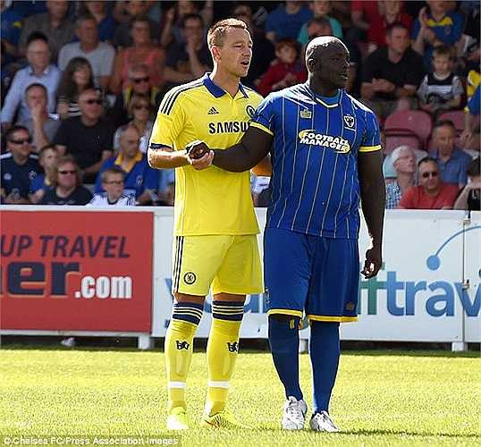 Chelsea phải rất vất vả mới đánh bại AFC Wimbledon với tỷ số 3-2 trong trận giao hữu mới đây. Trung vệ John Terry là người lập cú đúp nhưng cũng là người 'khổ sở' nhất khi phải theo kèm tiền đạo Adebayo Akinfenwa.