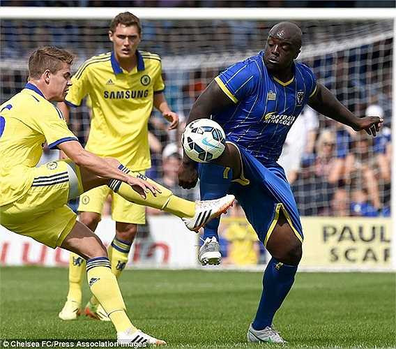 Hạn chế của Adebayo Akinfenwa tất nhiên là tốc độ và những pha xoay sở trong phạm vi hẹp.