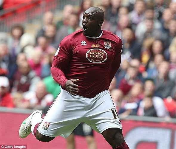 Xa hơn nữa, chân sút sinh năm 1982 là thành viên của CLB Gillingham.