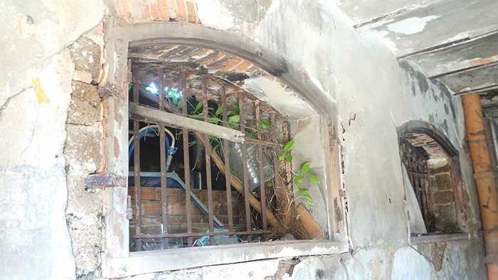 Các bức tường hầu như đã bị nứt và bong tróc, nhiều chỗ bị ẩm mốc. 