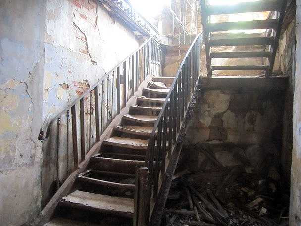 Chiếc cầu thang sắt dẫn lên lầu cũng đã hoen gỉ mất đi vài bậc