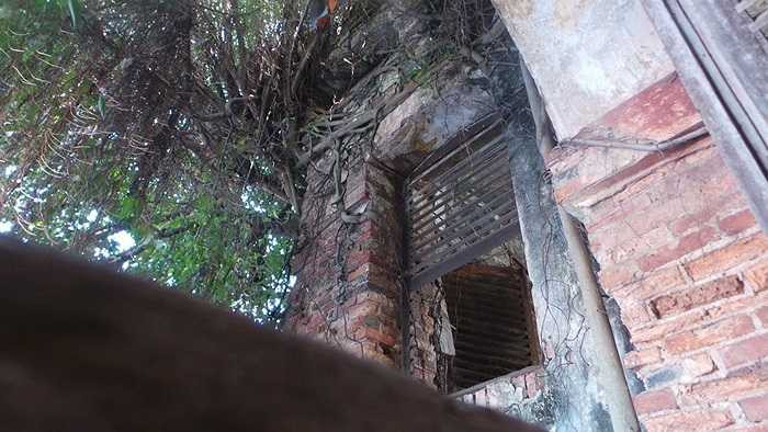 Hào xung quanh rộng 4 trượng, sâu 6 thước. Thành có 4 cửa và một kỳ đài (phía chánh điện). Mỗi cửa ngõ có bắc một cầu đá ngang qua hào để làm lối lưu thông ra vào.