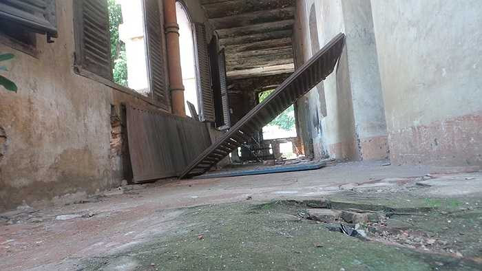 Các hạng mục, công trình bên trong thành hầu như không còn nguyên vẹn. 