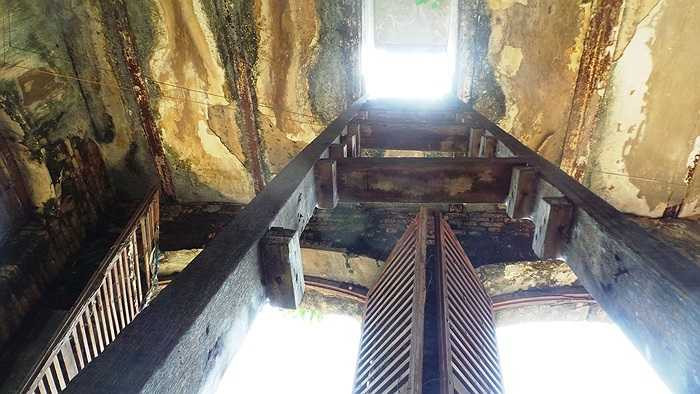 Hai ngôi biệt thự cùng 2 lô cốt ở phía Đông và phía Bắc thành như đang trong tình trạng sắp sập đổ. 