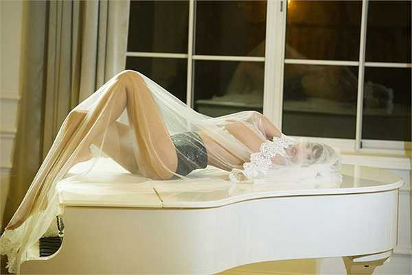 Gần nhất là bộ ảnh nude làm cô dâu.