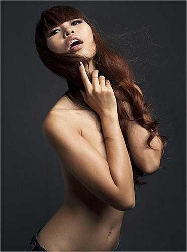 Và Hà Anh cũng không ngại ngùng chụp ảnh bán nude...