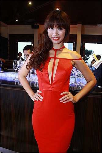 Những mẫu váy xẻ ngực sâu giúp Hà Anh tôn được vòng một đầy đặn.