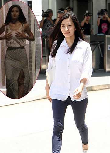 Lâm Thiên Dư - diễn viên TVB bị đuổi việc sau scandal âu yếm bạn trai trong nhà vệ sinh - bị chụp khoảnh khắc chỉnh áo lộ liễu. Yoo In Na sượng sùng giữ váy, tránh để xảy ra sự cố.