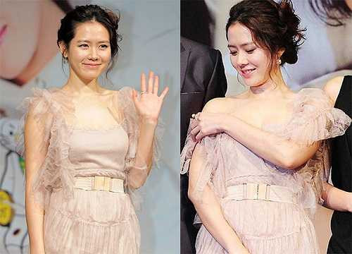 Son Ye Jin xinh đẹp khi diện chiếc váy điệu đà, song bộ đồ cũng khiến cô mất thời gian chỉnh sửa vì quai váy trễ nải. (Theo VnExpress)