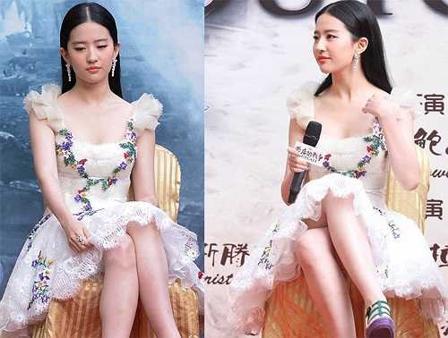 Diệc Phi chăm chút cho xiêm y, khi tham gia một buổi họp báo phim.