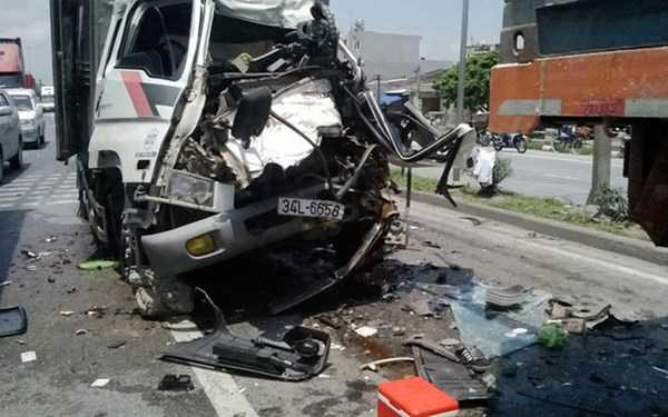 Đầu <a href='https://vtcnews.vn/oto-xe-may.31.0.html' >ô tô</a> tải 34L-6658 biến dạng.