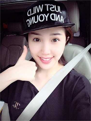 Bảo Thy nhí nhảnh tạo dáng chụp hình.