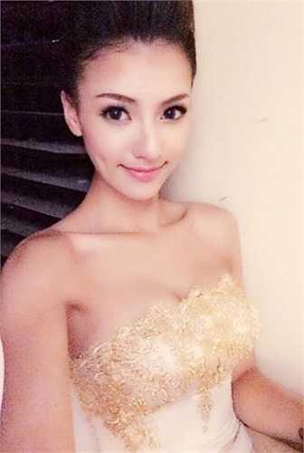 Hồng Quế xinh đẹp trước giờ lên sàn catwalk.