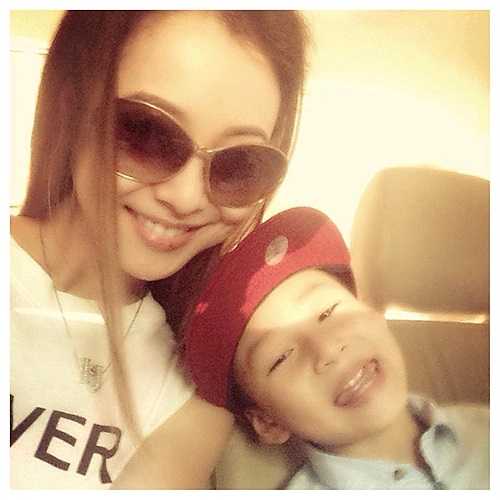 Bà mẹ hai con hạnh phúc bên con trai Bảo Nam.