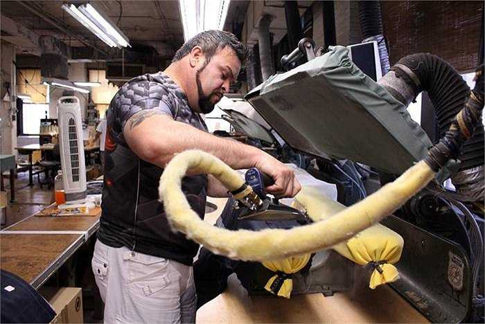 Chủ xưởng may quan niệm, không có ai giống nhau nên các công nhân tỉ mì từng chút để các bộ vest vừa với từng người