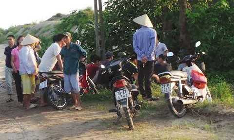 Người dân tập trung bàn tán về xác nạn nhân xấu số. Ảnh: Nguyễn Hoàng.