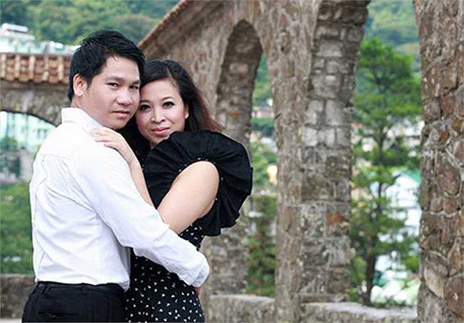 Trọng Tấn có một mối tình đẹp với bà xã. Anh và Thanh Hoa quen nhau từ cấp 3 và cùng đi đến trọn con đường xây tổ ấm.