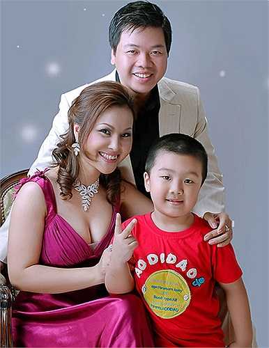 Đăng Dương nổi tiếng chiều vợ. Kim Xuyến cũng là người khéo chiều chồng.