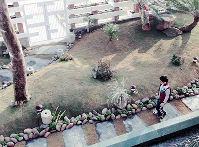 Trước cửa nhà là một không gian rộng, thoáng. Mảnh đất phía trước được bố trí làm không gian xanh, tạo cảm giác thư thái.