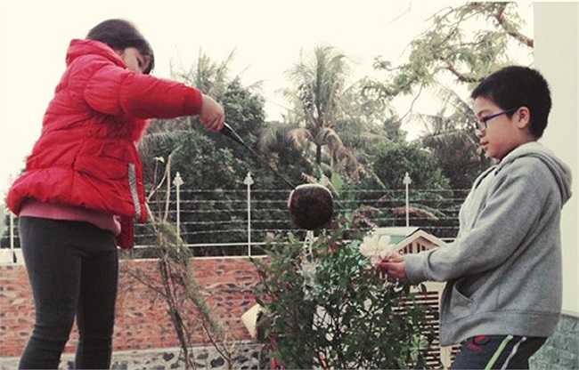 Hai bé thể hiện niềm yêu thích thiên nhiên và rất thích chăm cây.