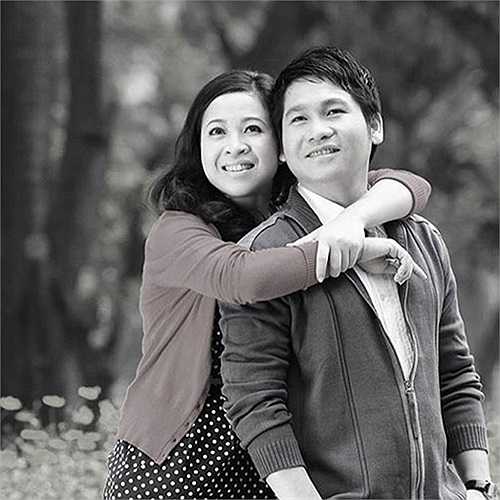 Thanh Hoa luôn được Trọng Tấn ca ngợi: 'Đi đâu, gặp ai cũng không bằng vợ mình' – nam ca sỹ chia sẻ. Giọng ca Tiếng đàn bầu còn chia sẻ, anh vẫn thầm thì hát cho vợ nghe mỗi khi cần nịnh vợ.