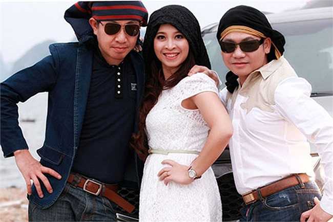 Nhìn bề ngoài và dòng nhạc truyền thống Trọng Tấn theo đuổi, nhiều người nghĩ cuộc sống của anh khô khan. Thực tế ngược lại, Trọng Tấn và bà xã cũng có những bộ ảnh khá hài hước cùng bạn bè.