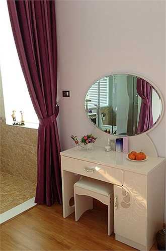Bàn trang điểm của bà xã Trọng Tấn cũng không cầu kỳ, thể hiện con người giản dị của Thanh Hoa.
