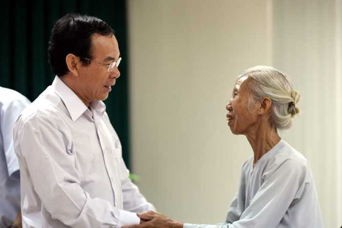 Bộ trưởng ăn trưa nhanh với bánh mì để tiếp dân