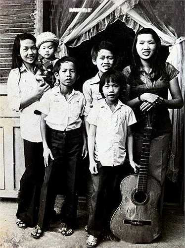 Hoài Linh chụp hình cùng anh chị em