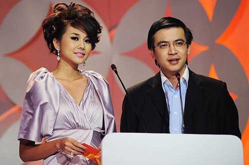 Một điều lý thú khác là BTV Quang Minh không phải bước ra từ chuyên ngành báo chí. Anh là dân Đại học Ngoại giao chính hiệu. Anh sinh năm 1976, là một người kín tiếng trong cuộc sống gia đình riêng. (Theo Khám phá)