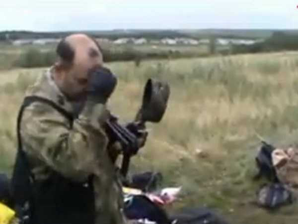 Sự thật sau bức ảnh: Quân ly khai và chiến lợi phẩm