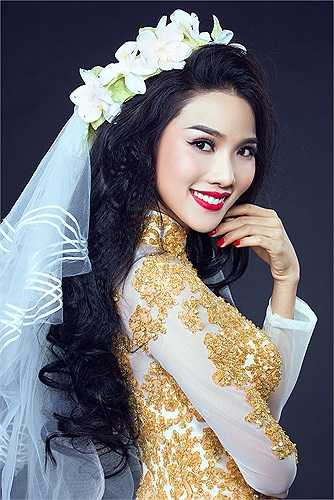 Kim Cương - cô bạn gái nóng bỏng của Ưng Hoàng Phúc khoe sắc vóc nuột nà.