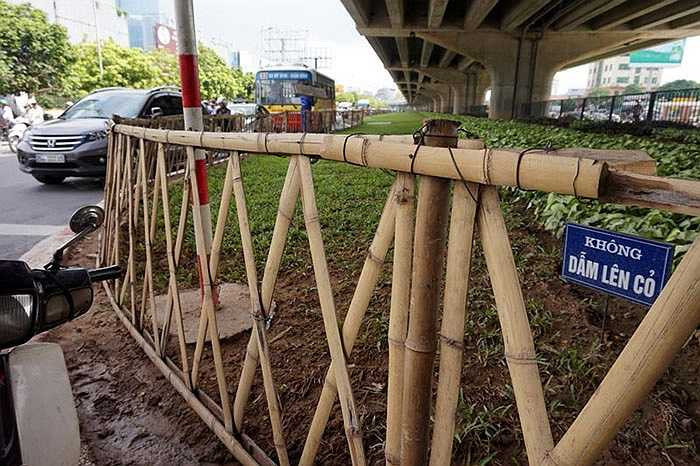 Những thanh tre nứa được buộc với nhau bằng dây thép đã hoen gỉ.