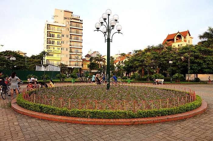 Vườn hoa bên Hồ Tây được rào dậu bằng nứa và dây nilon.