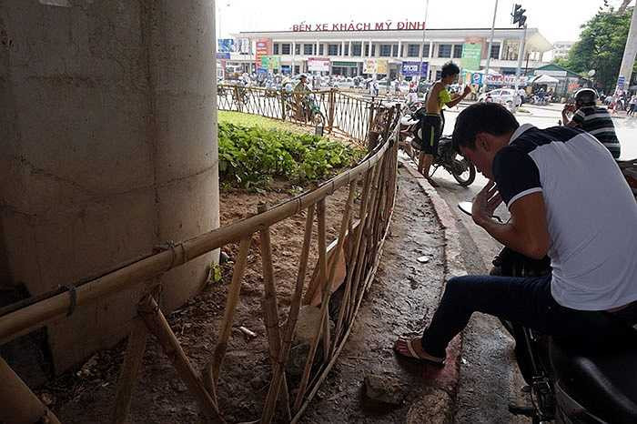 Đoạn rào quây kín dải phân cách kéo dài chừng 1km đoạn qua bến xe Mỹ Đình.