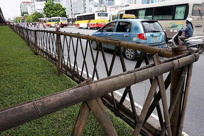Hàng rào bằng nứa tạm bợ kiểu này thường chỉ được dùng rào vườn nhà ở các vùng quê nghèo.