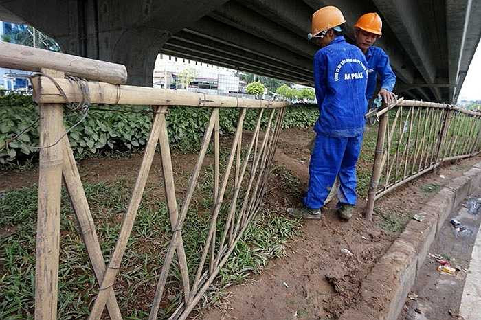 Đặc biệt hàng rào nứa dưới cầu vượt hiện đại trên đường Phạm Hùng còn được thiết kế cả cửa ra vào giống như lối vào khu vườn chốn thôn quê.