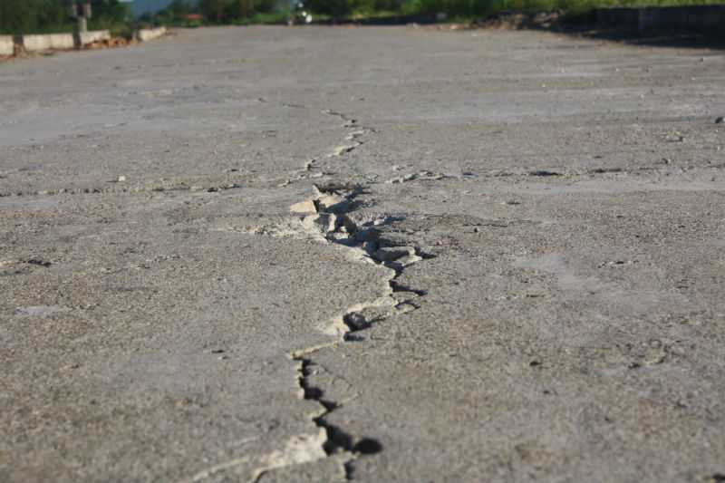 Dân lập ‘chiến lũy’ ngăn xe quá tải phá nát đường trăm tỷ