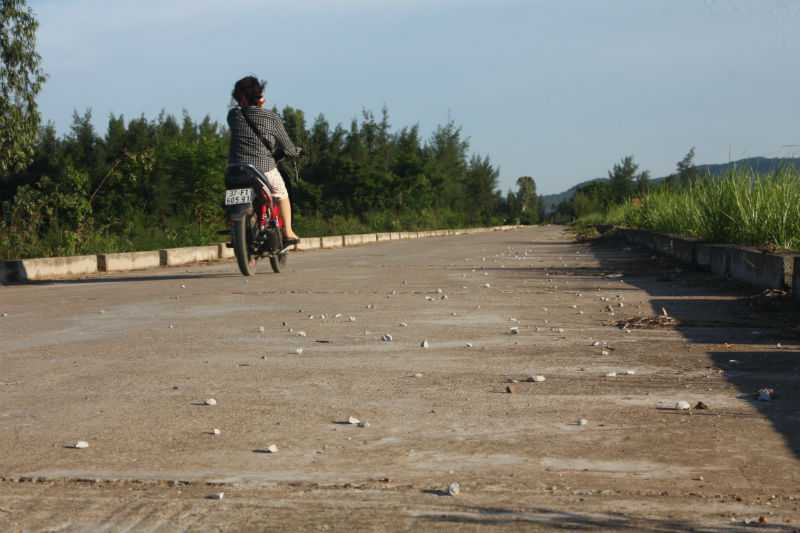 Dân lập ‘chiến lũy’ ngăn xe quá tải phá nát đường trăm tỷ