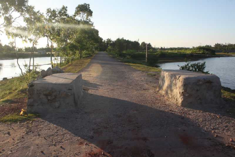 Dân lập ‘chiến lũy’ ngăn xe quá tải phá nát đường trăm tỷ