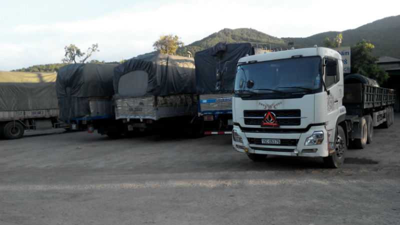 Dân lập ‘chiến lũy’ ngăn xe quá tải phá nát đường trăm tỷ