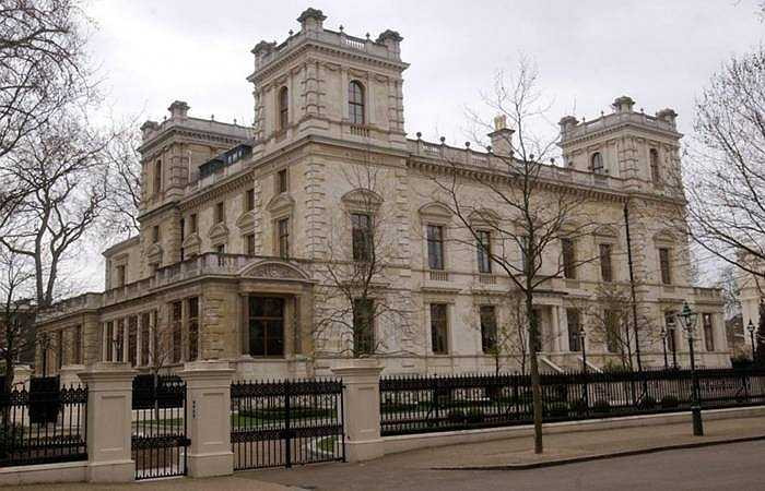 Ông trùm ngành thép Lakshmi Mittal sở hữu tài sản 16,5 tỷ USD đã mua căn nhà trong Kensington Palace Gardens (Anh) với giá 222 triệu USD. Ngoài căn nhà này, ông còn sở hữu 3 căn nhà khác trên một đường phố ở Luân Đôn